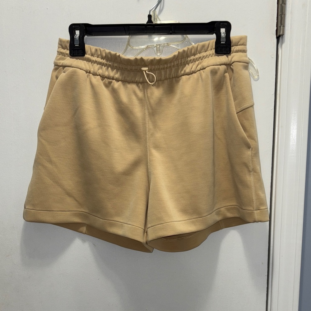 Lululemon soft stream Shorts size 8